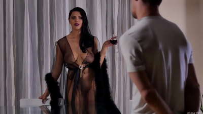 A puta da Rainha Kira convidou a sua vizinha para um chá e fodeu-o na mesa de jantar